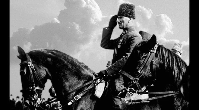 Gazi Mustafa Kemal Atatürk at üstünde